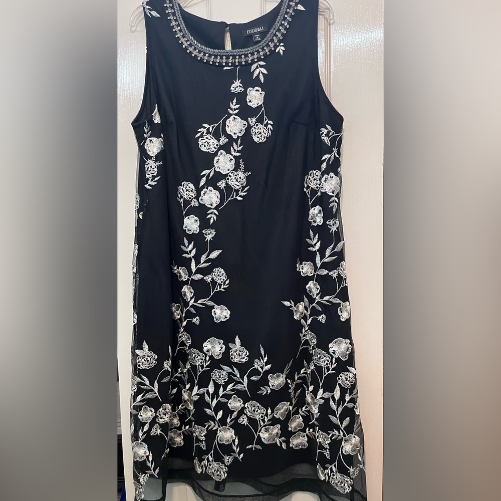 Roz & Ali Black Floral Dress / Pre-loved, as new